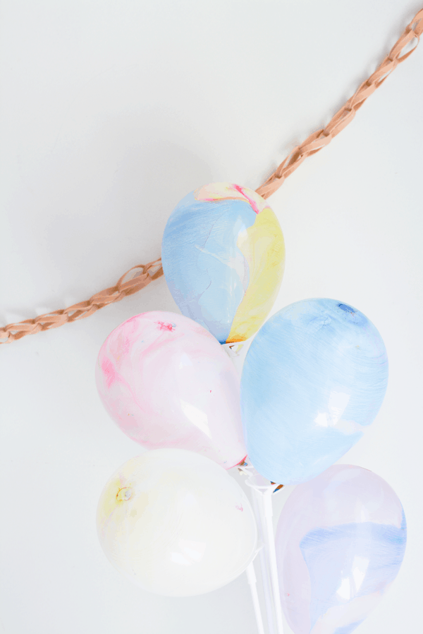 Easy rubber band garland DIY. //  www.cupcakesandcutlery.com