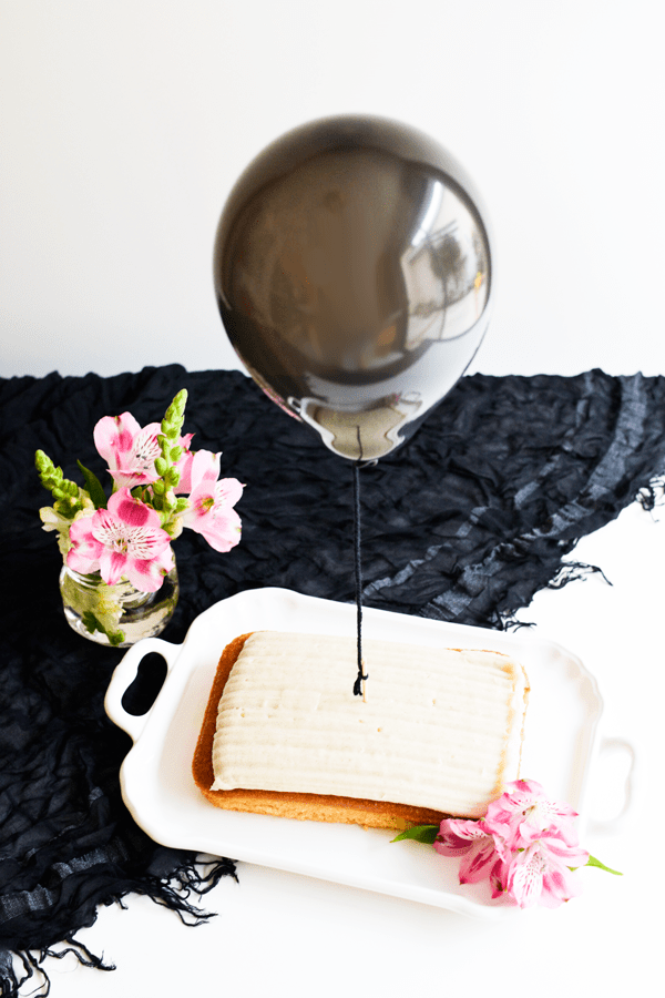 DIY cake topper using just a balloon, a toothpick and some yarn! 