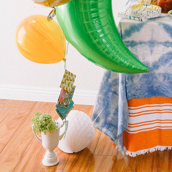Balloon Bouquet Gift Idea for Grads with Gift Cards