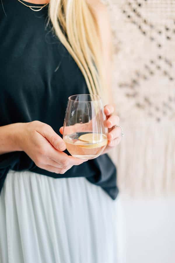 Sauvignon Blanc spritzer being held bu a blond woman.