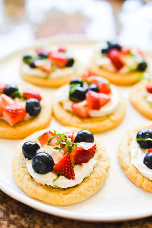 Close up of dessert bruschetta on sugar cookies.