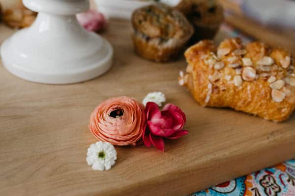 fresh flowers on a wooden tray to decorate your brunch table