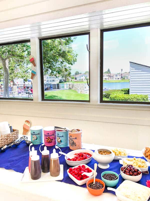 ice cream sundae table set up