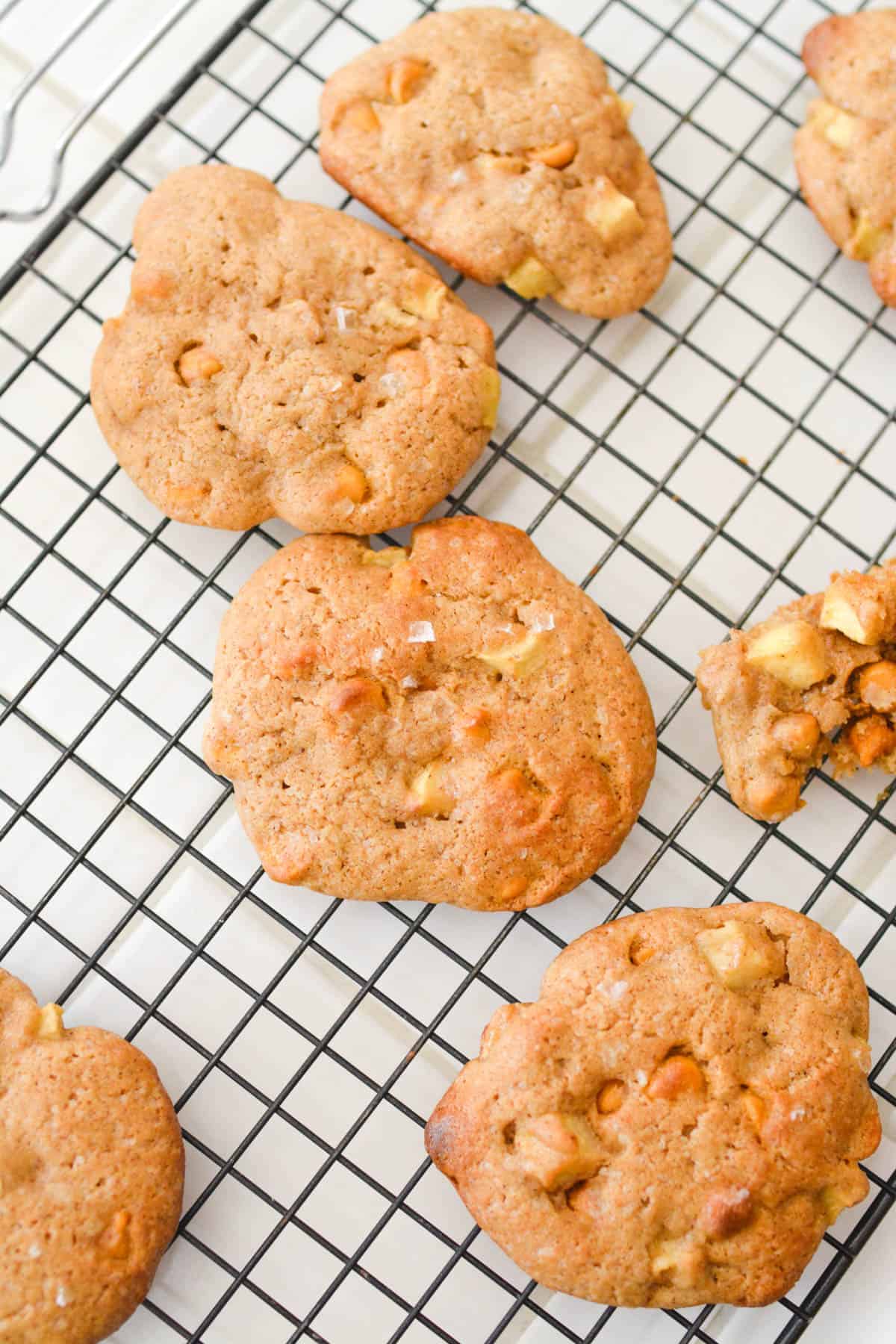 Overhead view of cookies on a cooling rack.